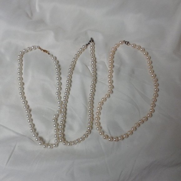American Vintage Jewelry - EUC vintage pearl necklace 18 inches of charm and grace
